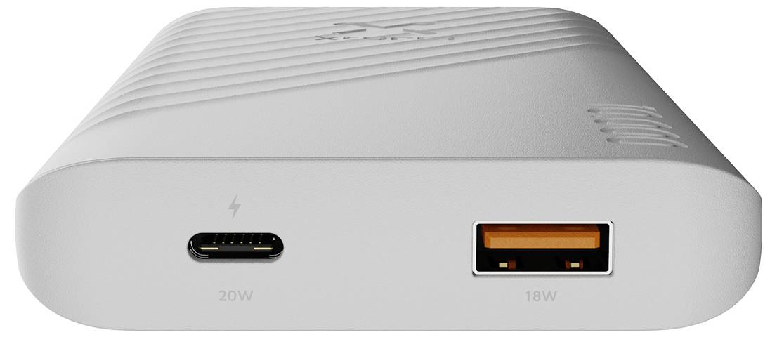 Vue de face d'un dispositif blanc montrant deux ports de charge : un port USB-C étiqueté « 20W » et un port USB-A étiqueté « 18W ».