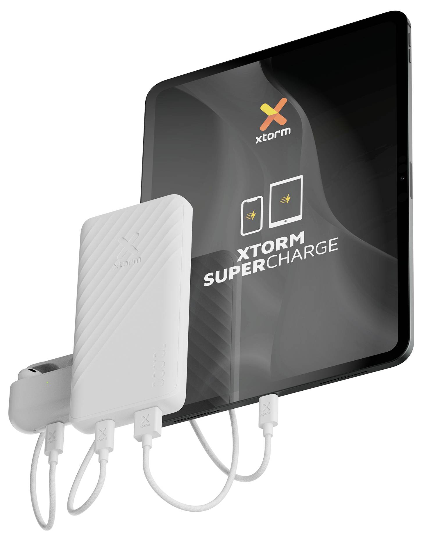 Batterie externe Xtorm SuperCharge avec trois câbles de charge connectés, présentée à côté de son emballage.