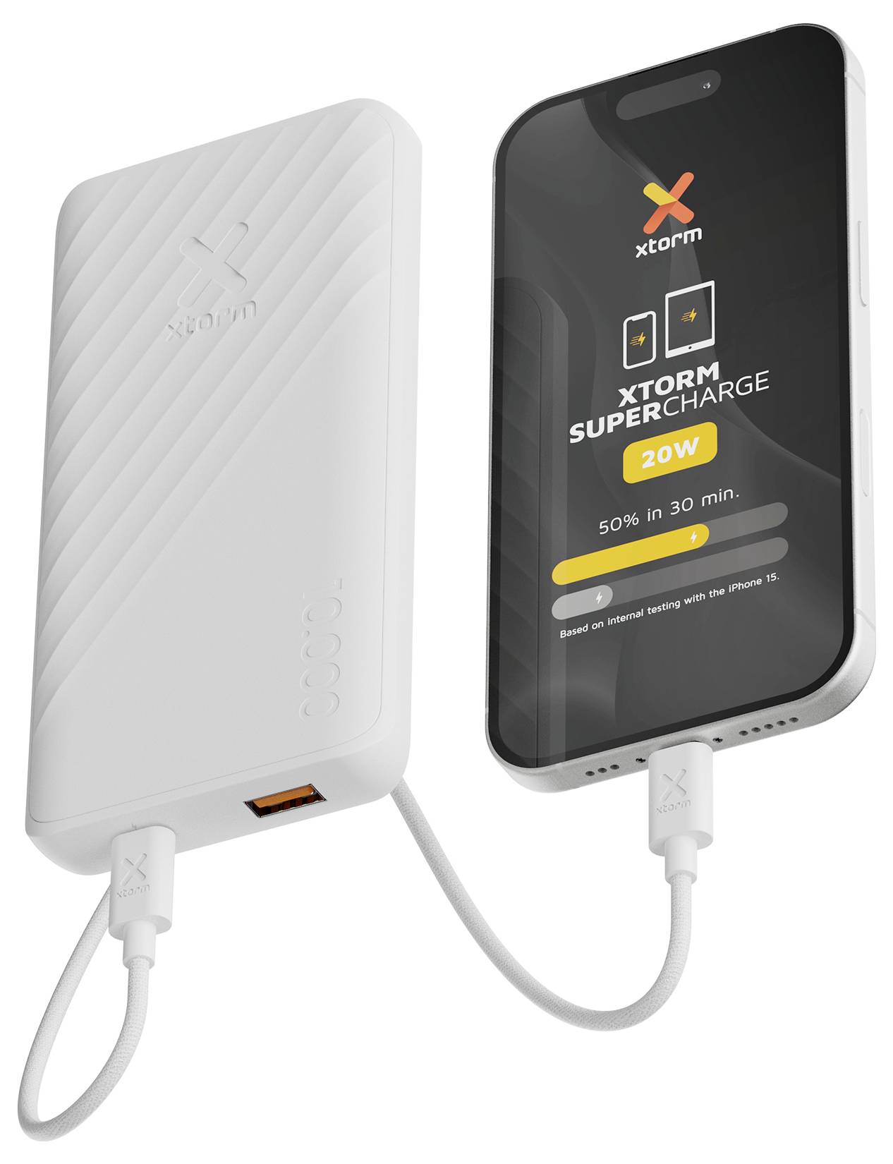 Batterie externe blanche rechargeant un smartphone, l'écran du téléphone affichant « xtorm SUPERCHARGE 20W » et l'état de la charge, connectés par un câble.