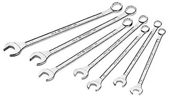 Six clés à tête fixe en métal arrangées par taille sur un fond blanc.