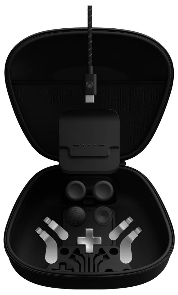 Étui de transport noir ouvert présentant une paire d'écouteurs et des accessoires arrangés dans des compartiments moulés, avec un câble de recharge attaché en haut.