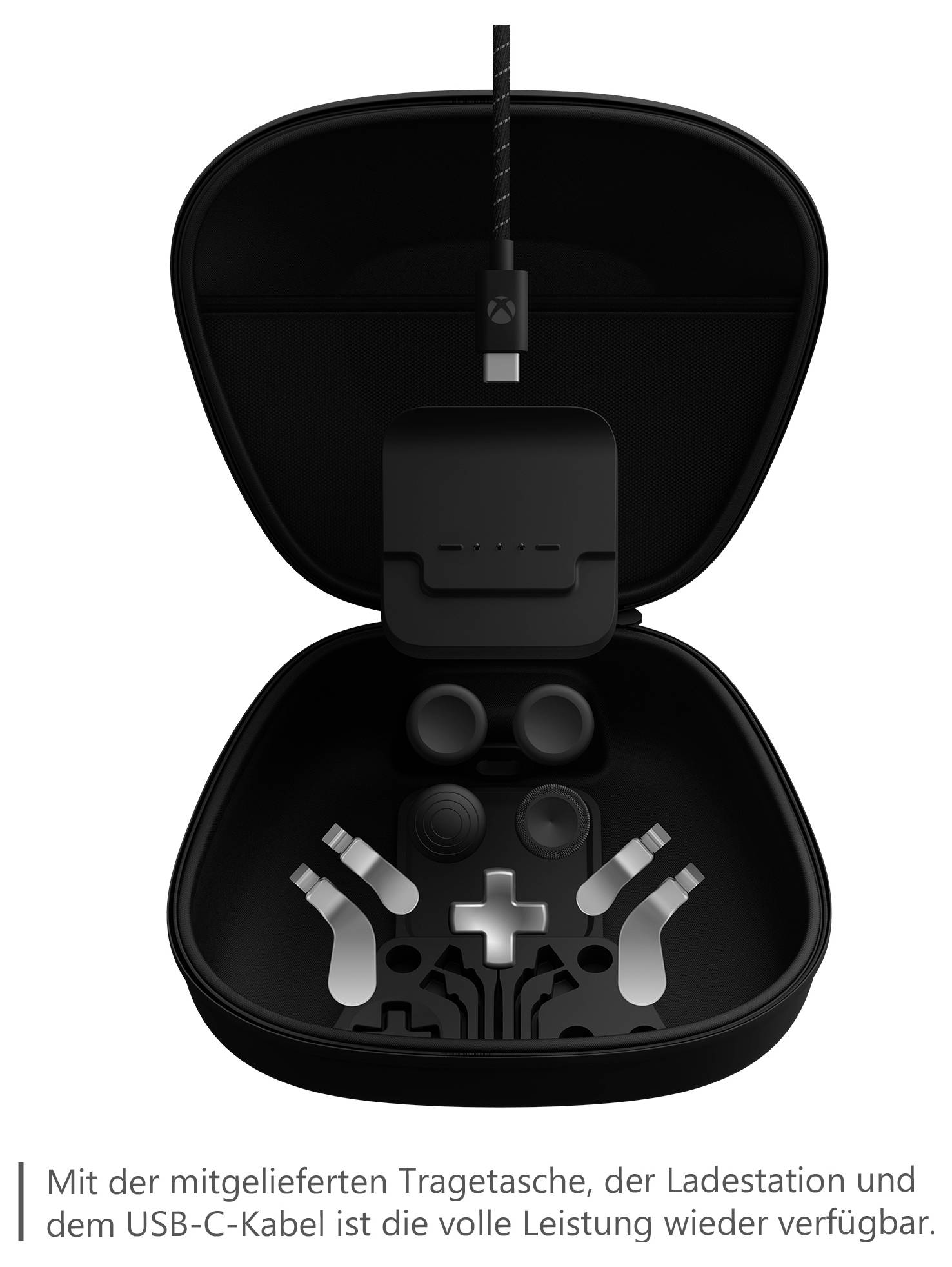 Boîtier de rangement noir ouvert avec un câble USB-C attaché et des écouteurs à l'intérieur; la légende allemande indique que l'étui de transport, la station de recharge et le câble USB-C restaurent les performances complètes.