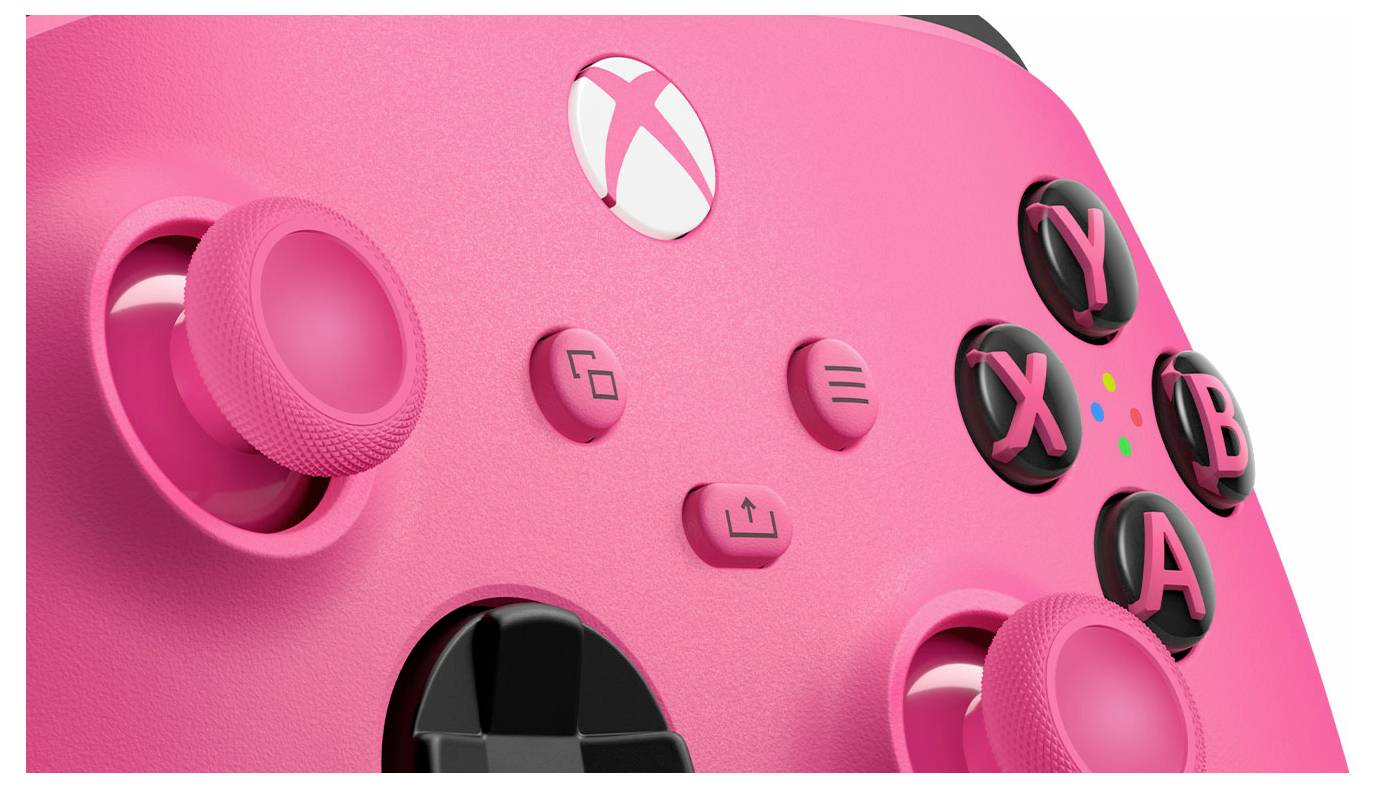 Gros plan d'une manette de jeu Xbox rose montrant les joysticks analogiques, les boutons et le logo Xbox.