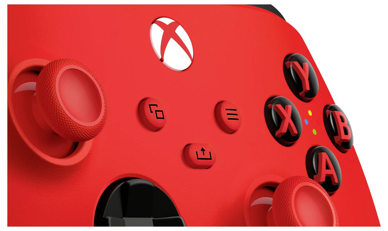 Gros plan d'une manette de jeu Xbox rouge avec des boutons noirs et des joysticks sur un fond blanc.