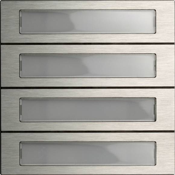 Vue de face d'un classeur en acier inoxydable à quatre tiroirs avec des fenêtres d'étiquettes rectangulaires vierges sur chaque tiroir.