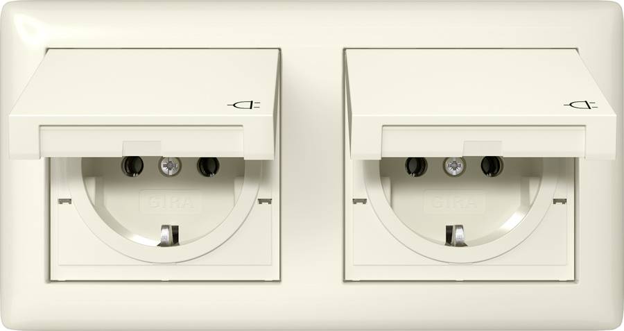 Deux prises électriques murales blanches de style européen côte à côte sur une plaque de recouvrement crème.