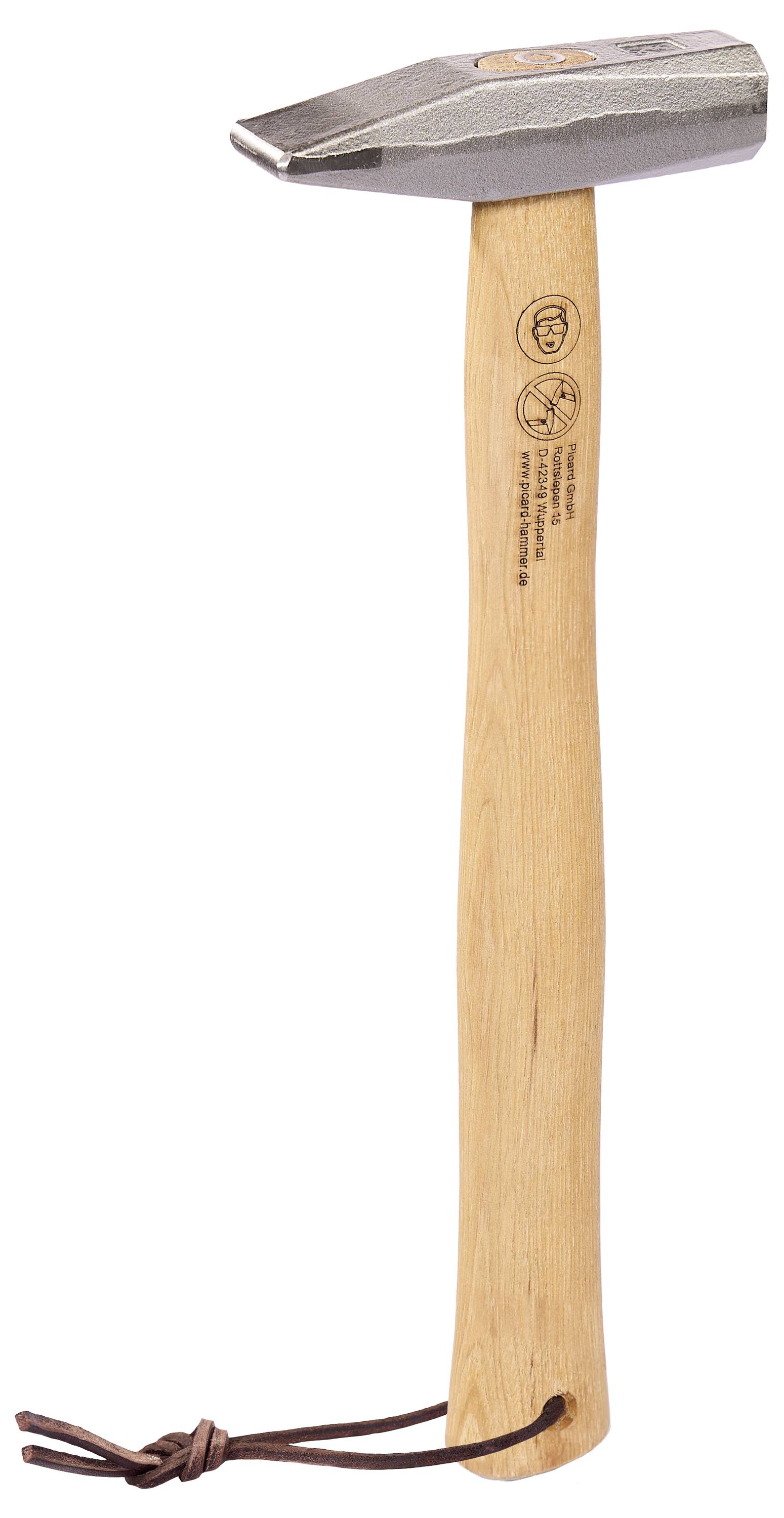 Un marteau de charpentier avec un manche en bois et une tête en métal, présenté debout sur un fond blanc.