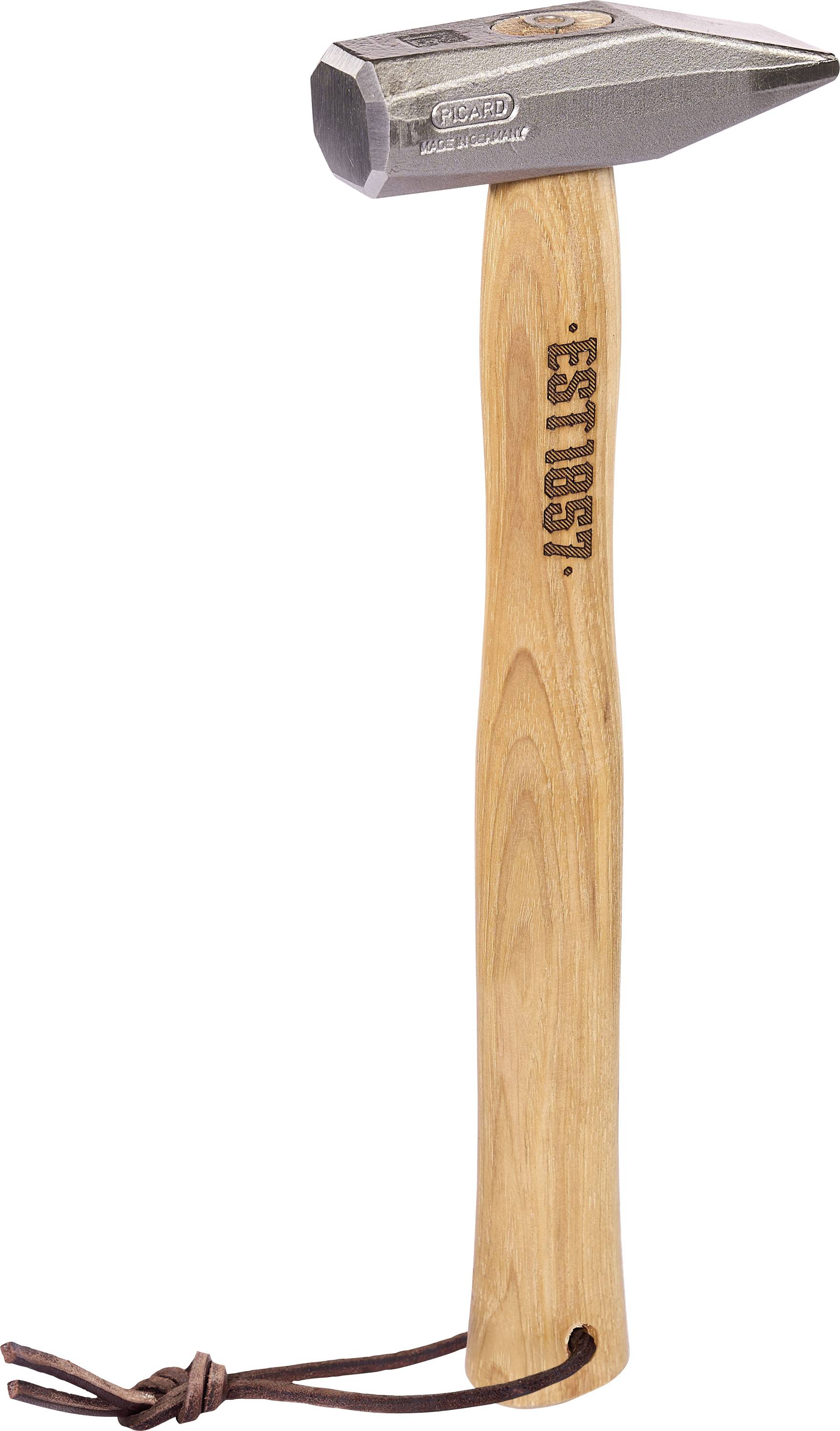 Un marteau de menuisier avec un manche en bois étiqueté « Est 1957 », présenté debout sur un fond blanc.