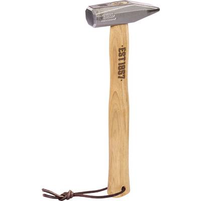 Un marteau de menuisier avec un manche en bois étiqueté « Est 1957 », présenté debout sur un fond blanc.