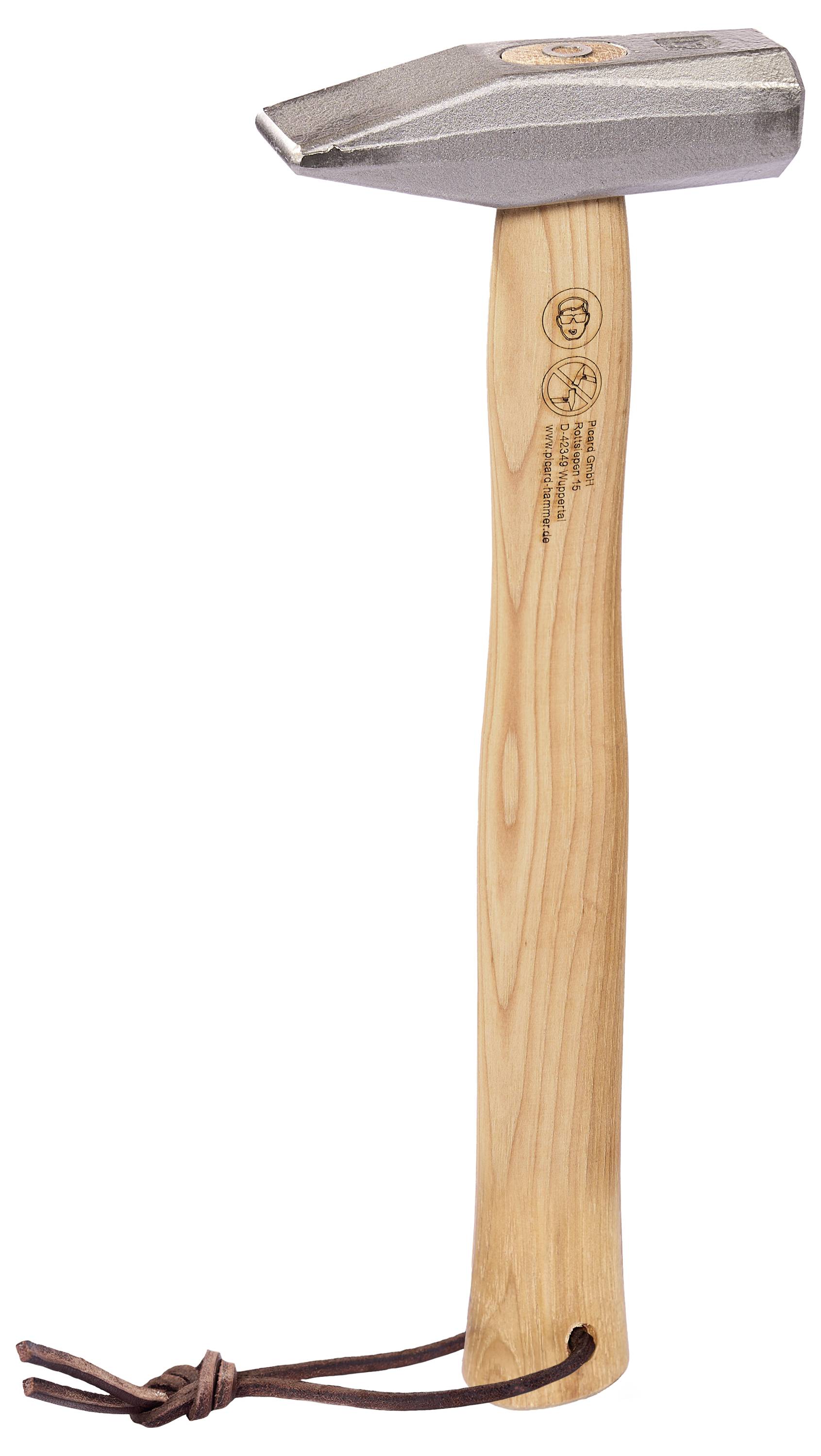 Un marteau à tête métallique avec manche en bois et lanière de cuir, présenté verticalement sur un fond blanc.
