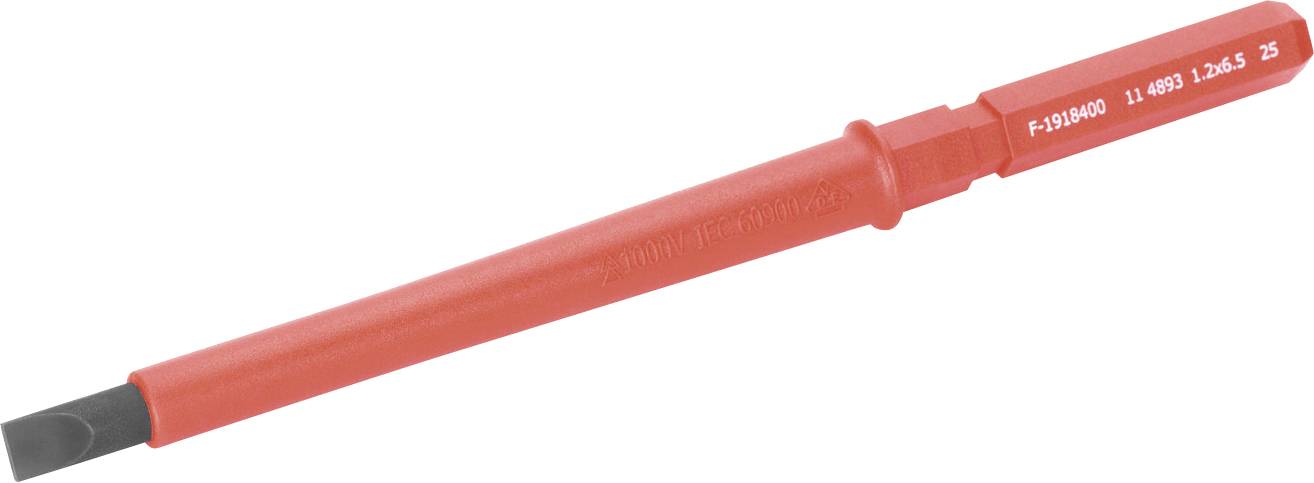 Tournevis isolé rouge avec une pointe plate et un fût en métal noir sur un fond blanc.
