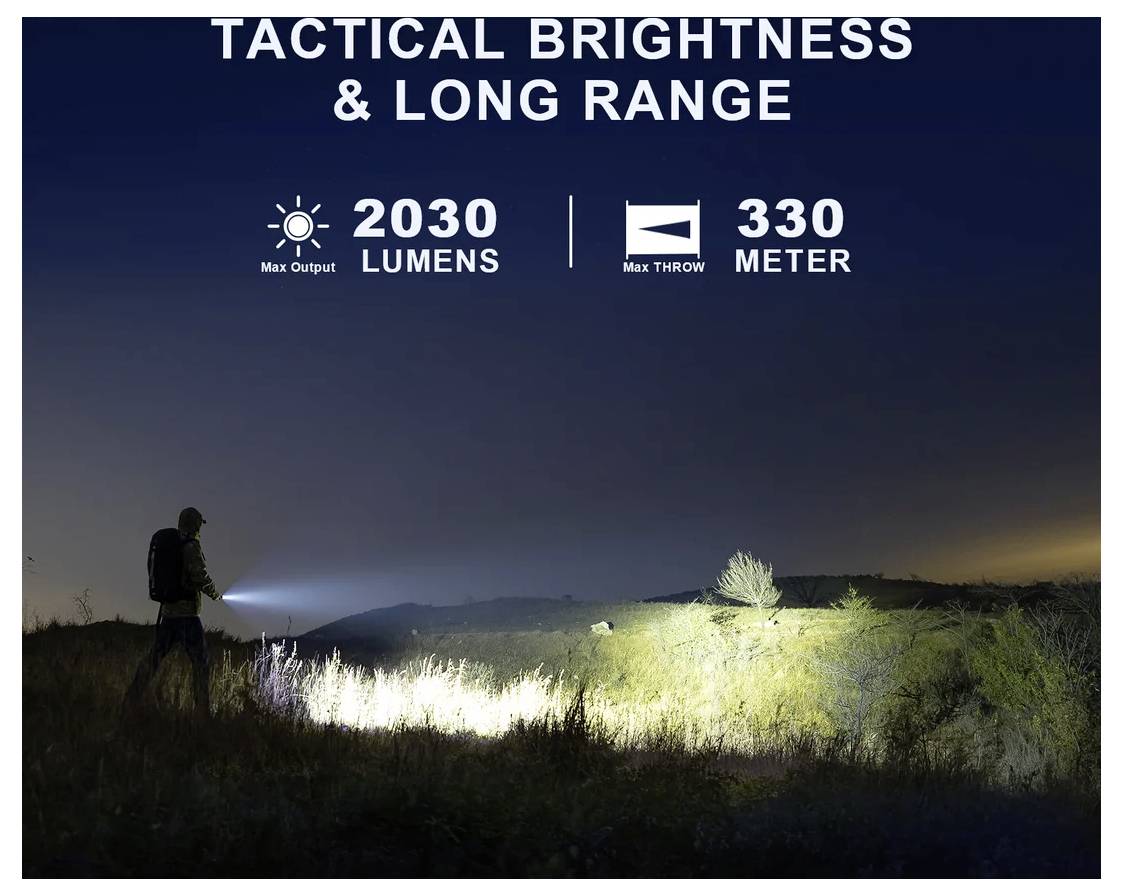 Une annonce montrant un randonneur utilisant une lampe de poche la nuit, mettant en évidence « Luminosité Tactique et Grande Portée » avec 2030 lumens et une portée maximale de 330 mètres.