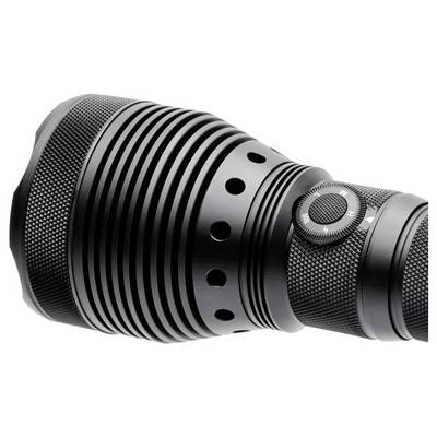 Lampe de poche cylindrique noire avec corps en métal nervuré, trous de ventilation et interrupteur latéral, présentée en gros plan sur un fond blanc