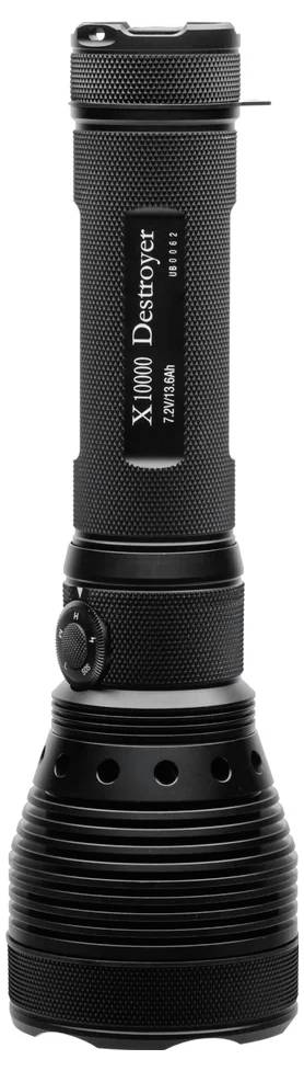 Lampe de poche noire tenue à la main portant l'étiquette « X100 Destroyer » avec une poignée texturée, un interrupteur latéral et une base large avec rainures sur un fond blanc.