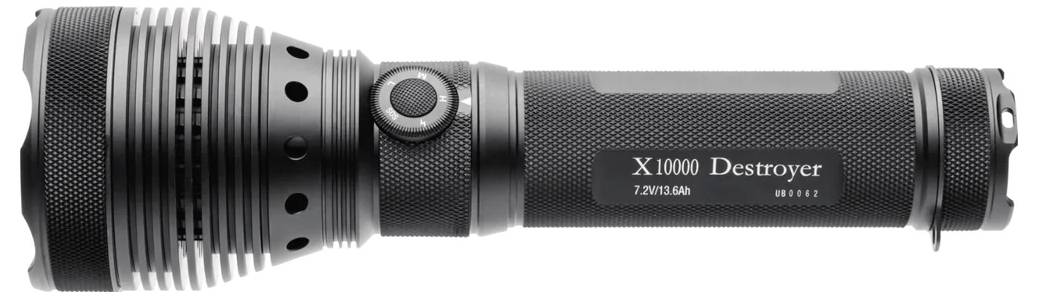 Lampe tactique noire étiquetée X1000 Destroyer avec tête ajustable et interrupteur latéral, présentée de profil sur fond blanc
