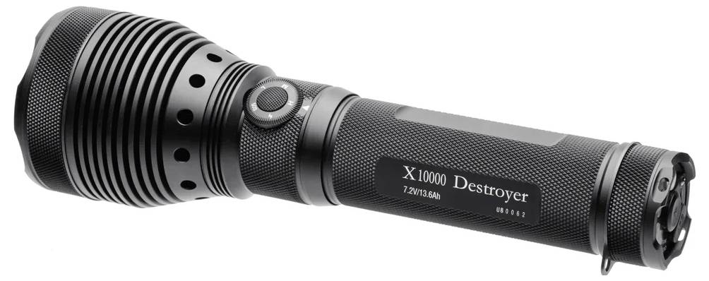 Lampe tactique noire étiquetée « X1000 Destroyer » avec poignée texturée et tête ajustable, présentée sur un fond blanc
