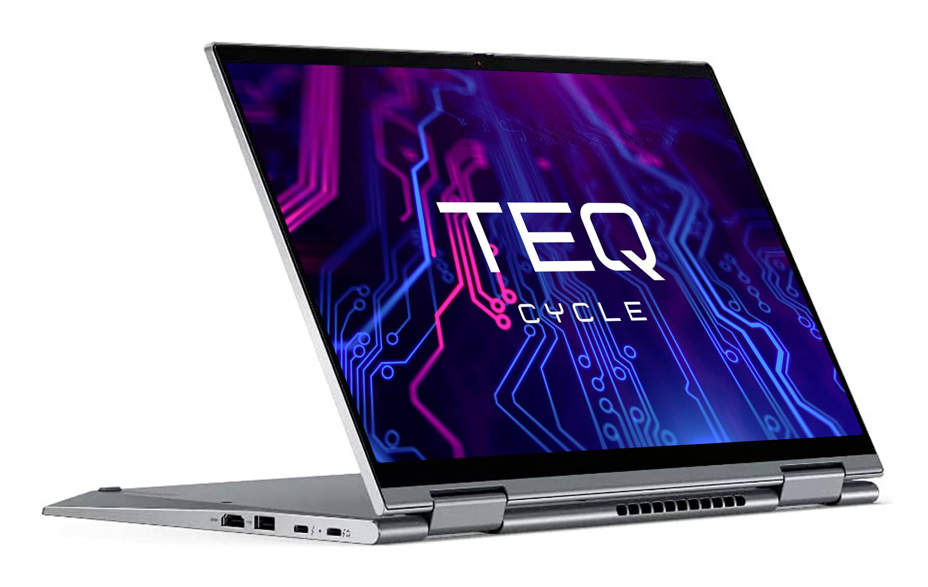 Un ordinateur portable 2-en-1 argenté en mode tente affichant le logo « TEQ CYCLE » sur un écran de style circuit électronique au néon.