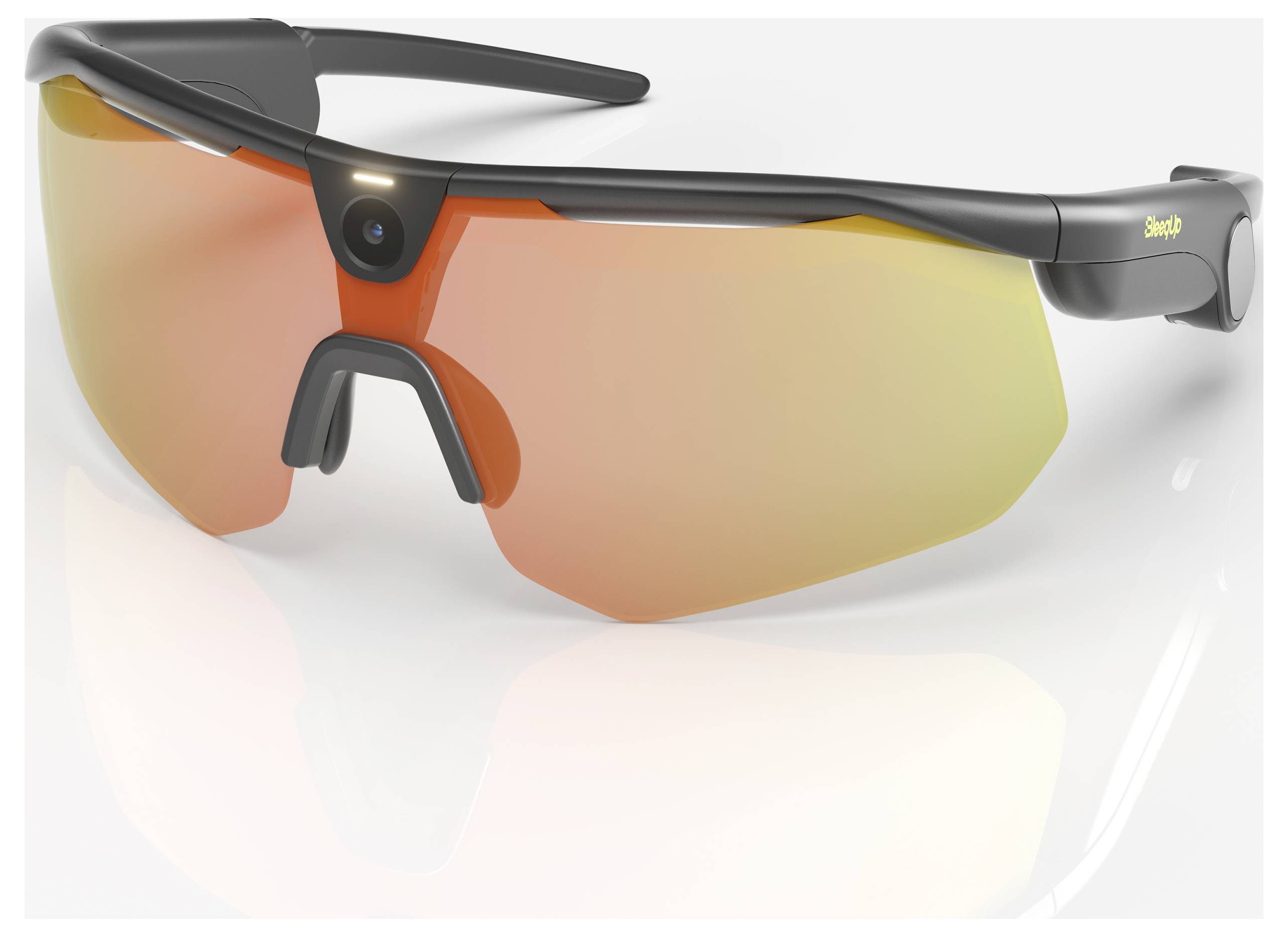 Lunettes de soleil enveloppantes noires avec verres teintés orange miroir et une petite caméra montée sur l'arête.