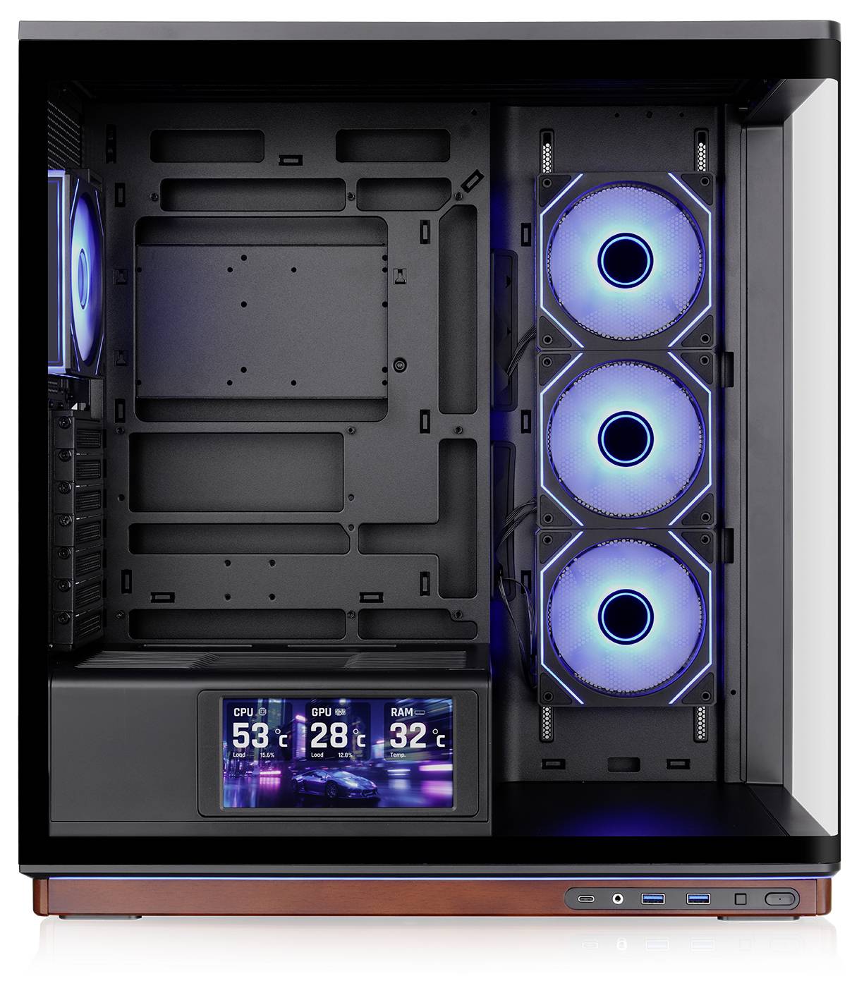 Boîtier PC de bureau ouvert avec trois ventilateurs avant éclairés en bleu, plateau de carte mère vide, ventilateur latéral et petit affichage interne montrant les températures du processeur, du processeur graphique et de la mémoire vive.