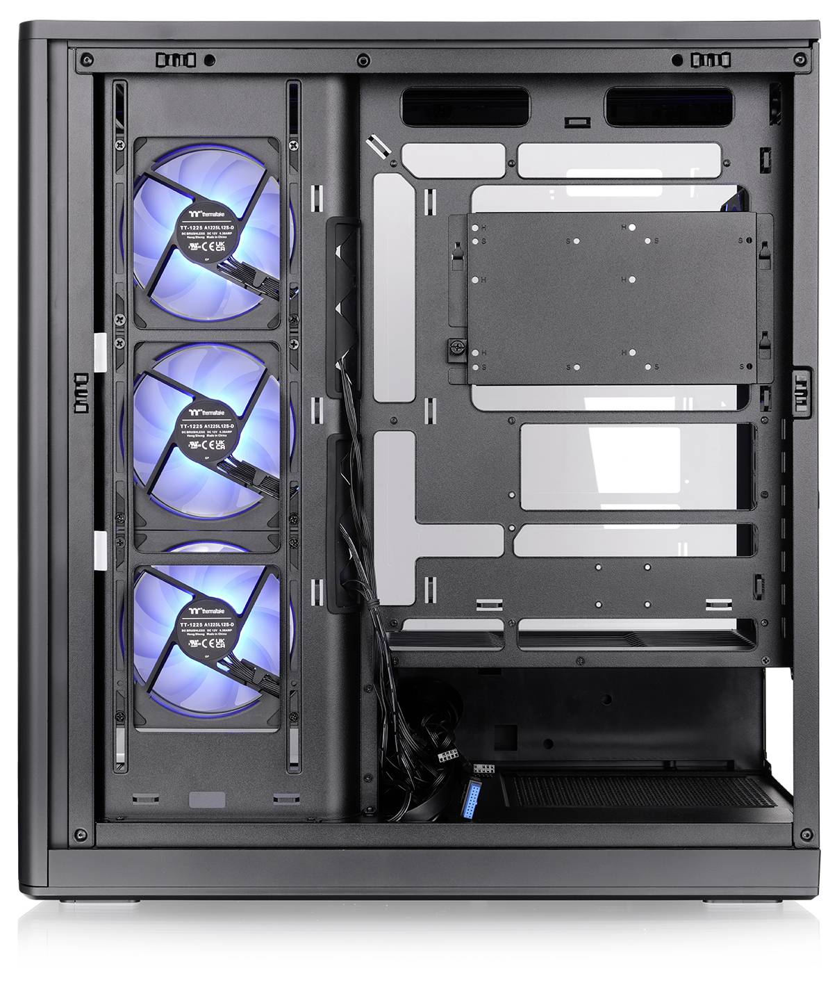 Intérieur du boîtier d'ordinateur ouvert avec trois ventilateurs avant éclairés en bleu et un support/bras de montage de lecteur noir, montrant un espace de construction PC vide.