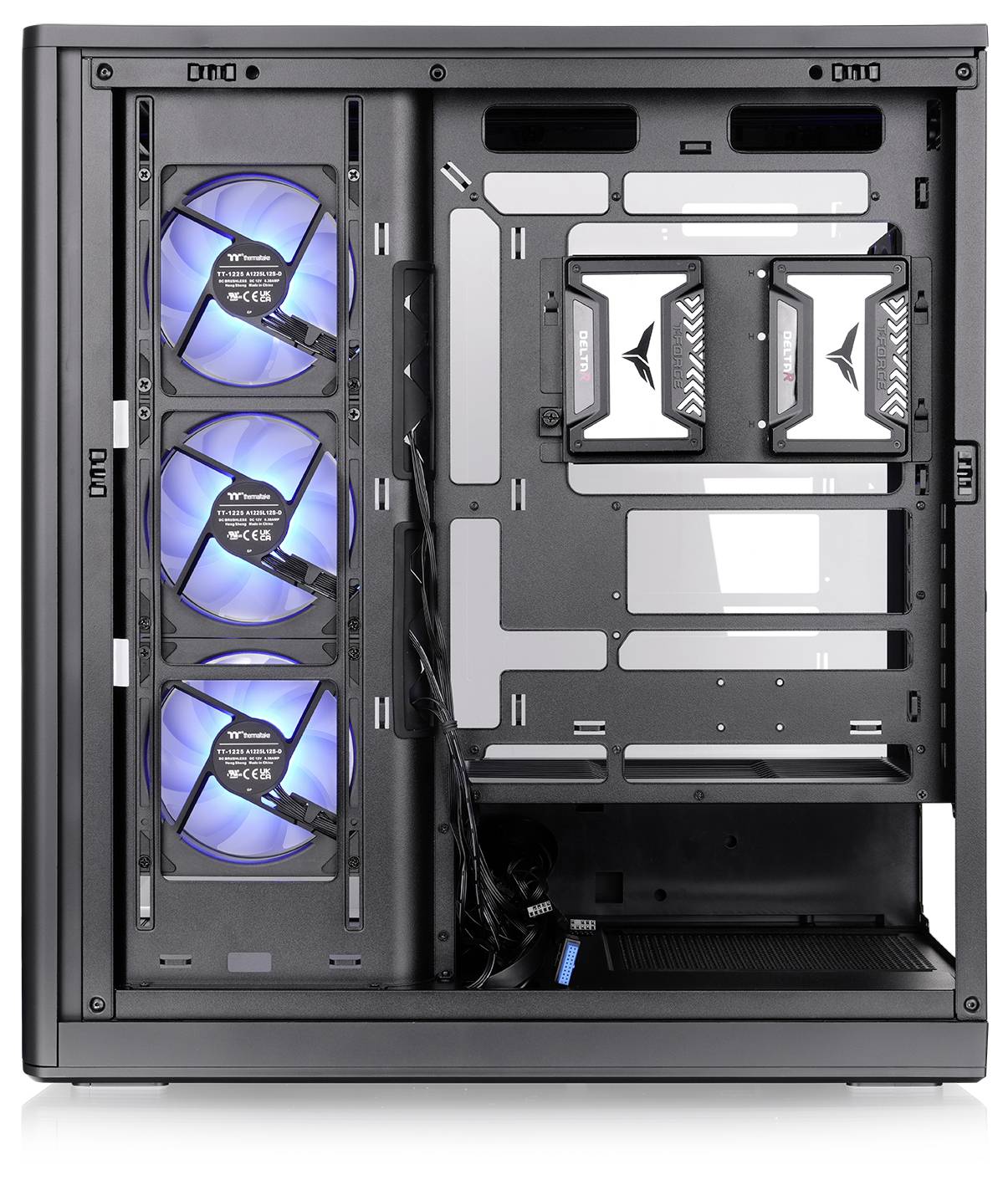 Intérieur du boîtier PC ouvert avec trois ventilateurs frontaux éclairés en bleu, une carte mère montée et deux barrettes de RAM, montrant un assemblage informatique inachevé.