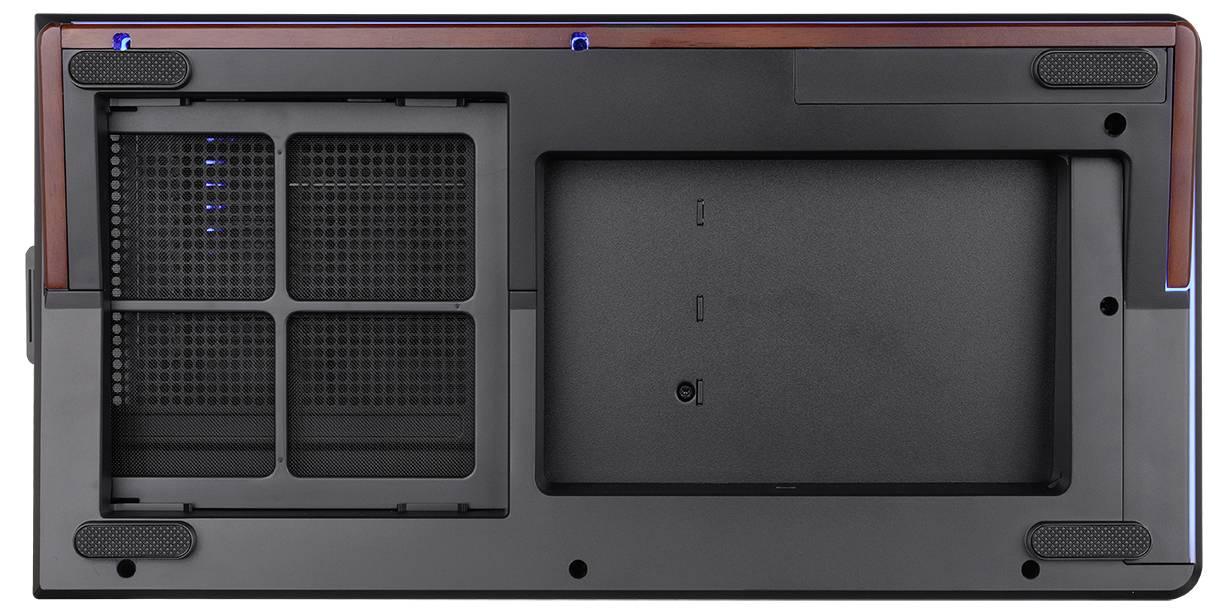 Dessous d'un ordinateur portable avec un panneau de batterie amovible sur la droite et une grille de refroidissement ventilée sur la gauche.