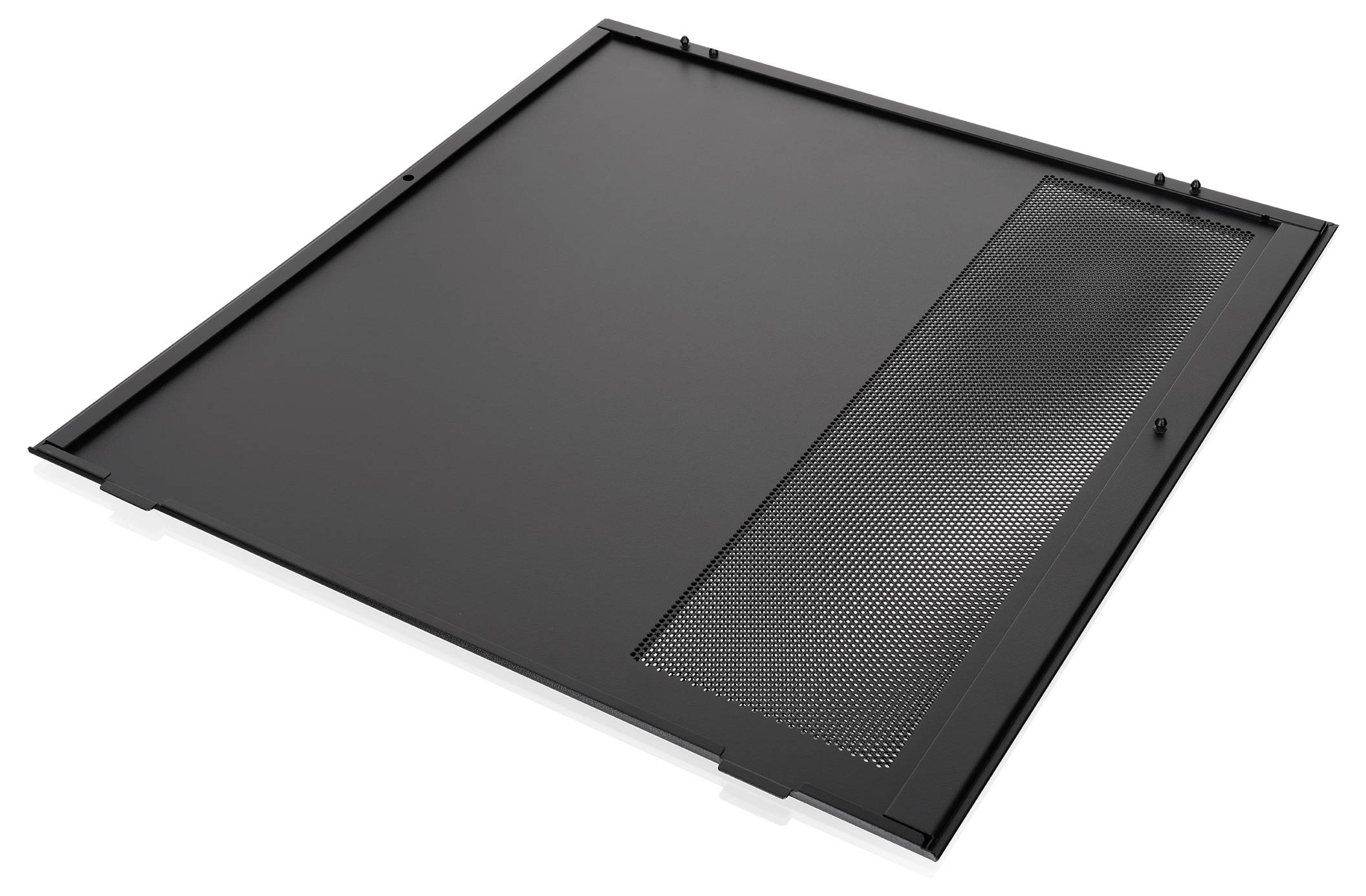 Panneau noir en métal avec une section de ventilation perforée le long d'un côté, présenté à un angle sur un fond blanc.