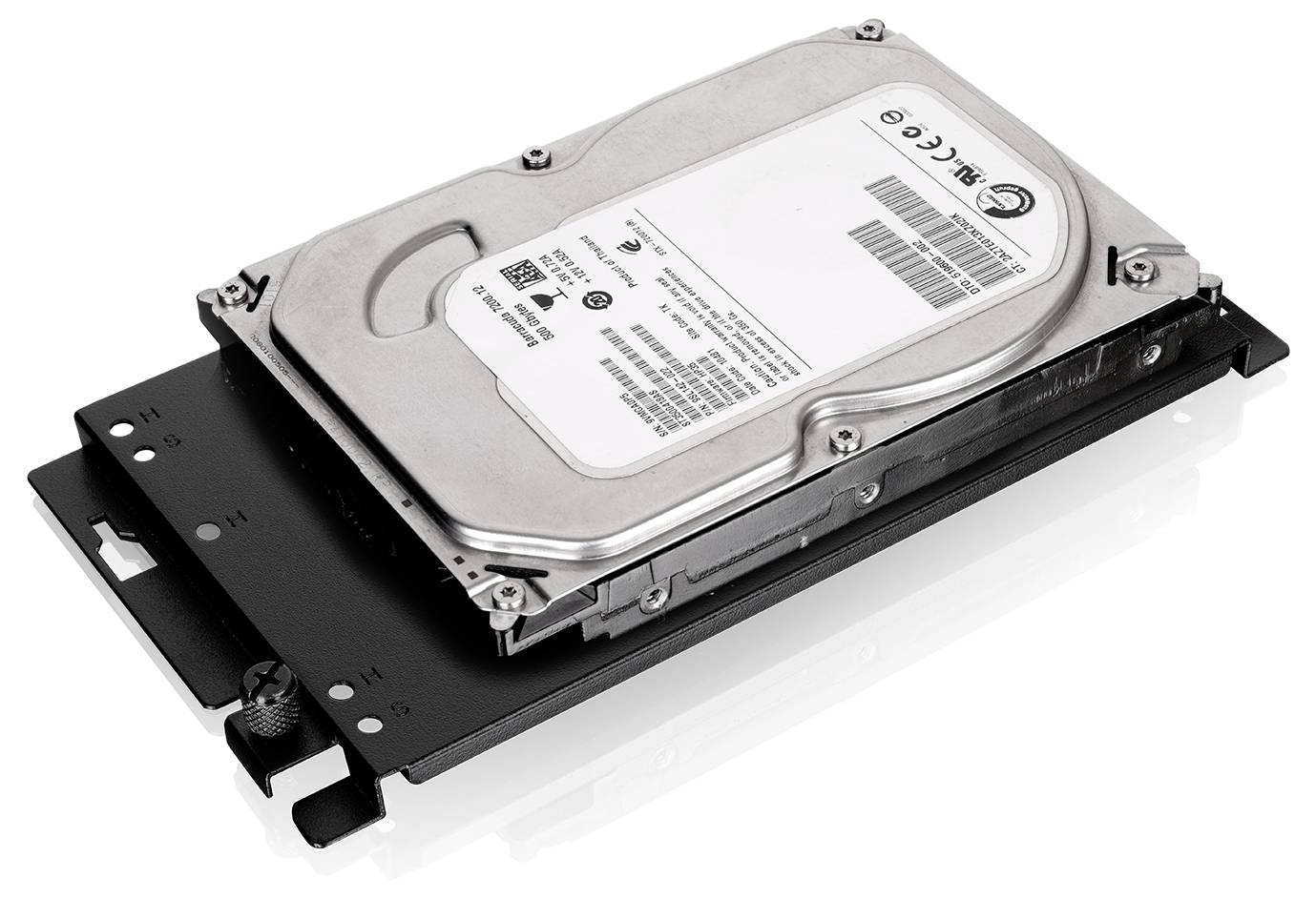 Disque dur interne Seagate couleur argent monté sur un support noir, présenté sur un fond blanc.