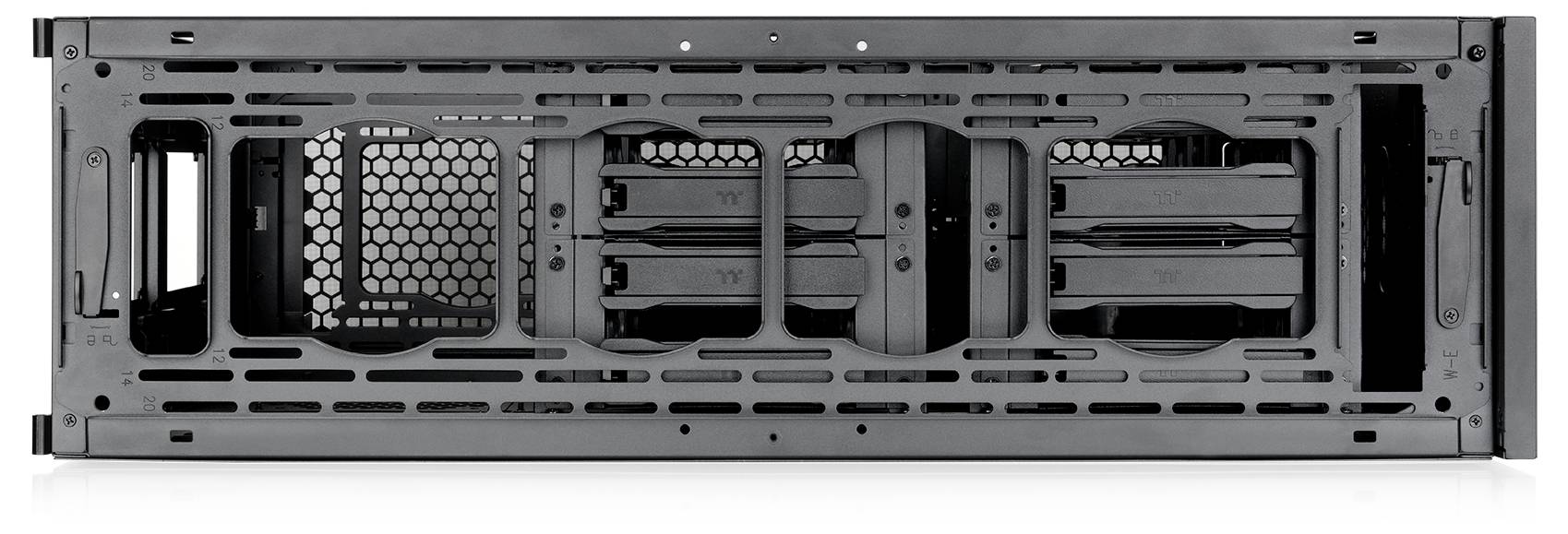 Vue de face d'un châssis de serveur en baie noir avec grille de refroidissement ouverte, baies de lecteur et fentes d'expansion sur un fond blanc.