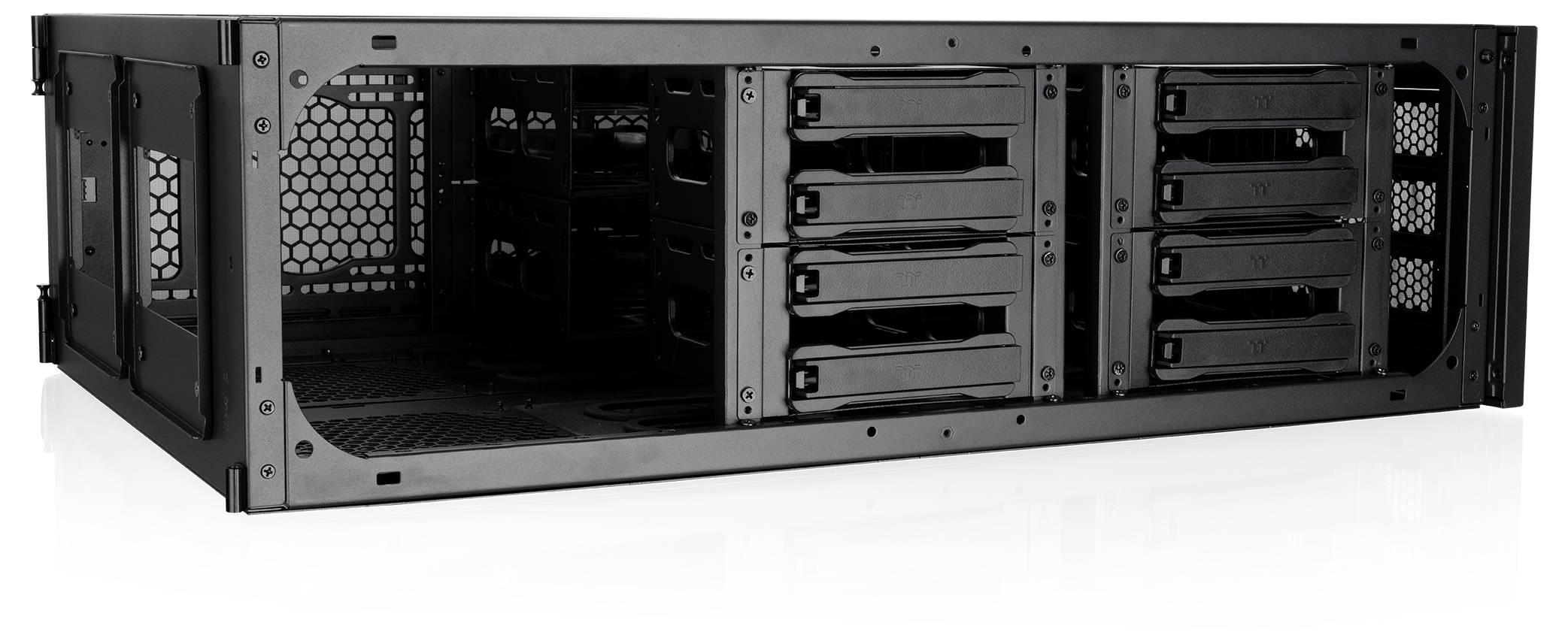 Boîtier serveur informatique noir montable en armoire avec plusieurs baies de lecteurs avant et évents de refroidissement sur fond blanc
