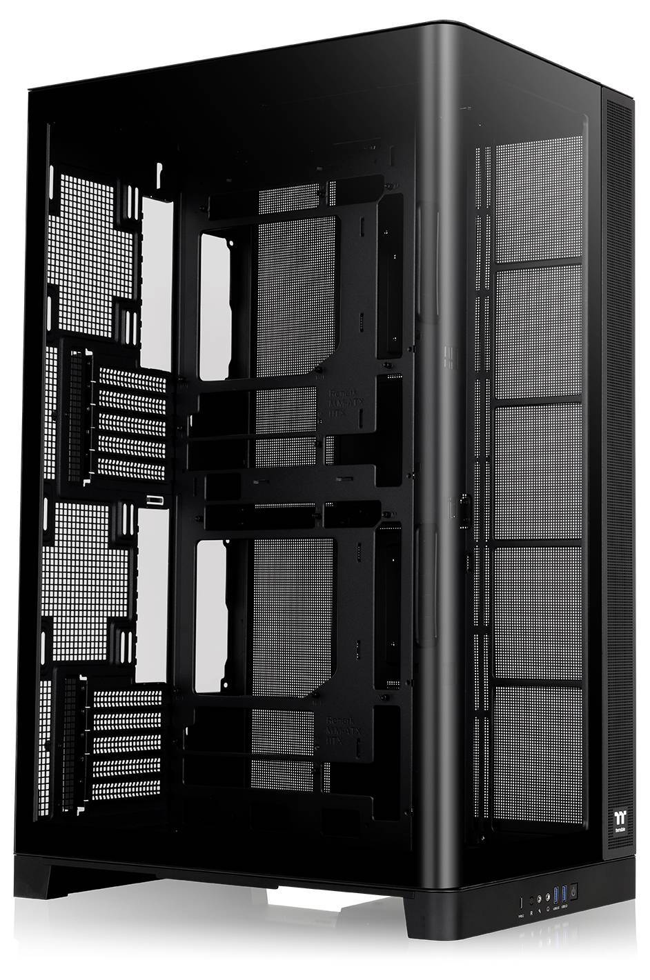 Boîtier informatique Thermaltake noir avec panneau latéral en verre trempé retiré, montrant l'intérieur vide, les emplacements d'extension et le panneau avant en maille.