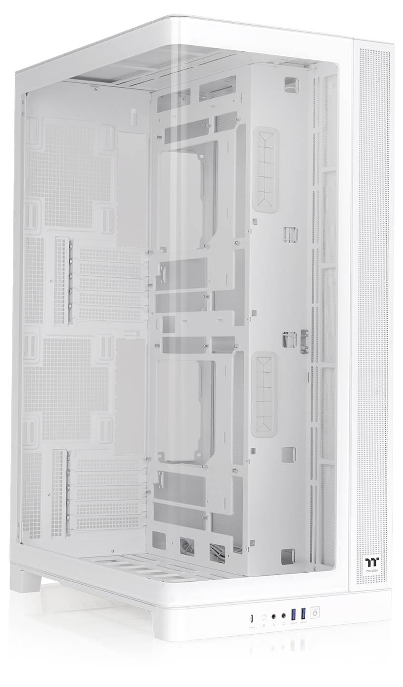 Boîtier d'ordinateur blanc transparent montrant l'espace de montage interne et les ports E/S avant sur un fond blanc épuré.