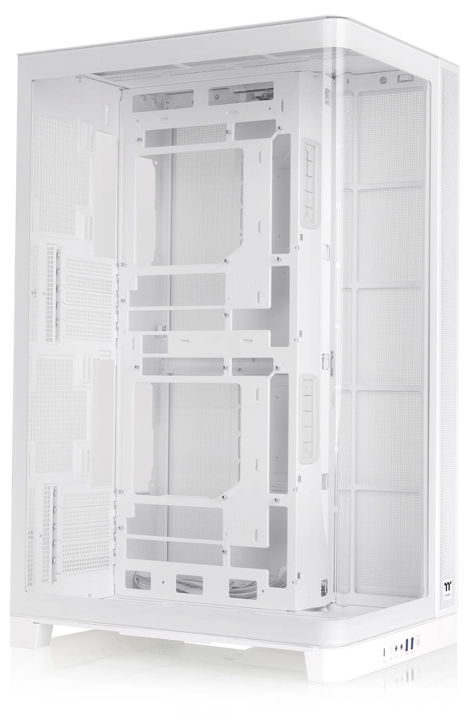 Boîtier tour informatique blanc montré vide avec panneaux latéral et frontal transparents, révélant les baies internes de montage des lecteurs et des composants.