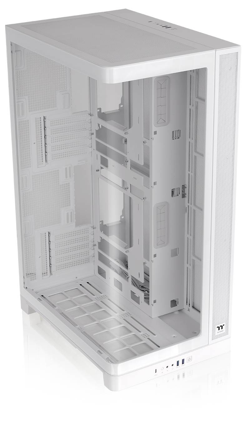 Boîtier PC full-tower blanc montré ouvert, avec intérieur vide, baies de lecteur, découpes de routage des câbles et panneaux latéraux ventilés.