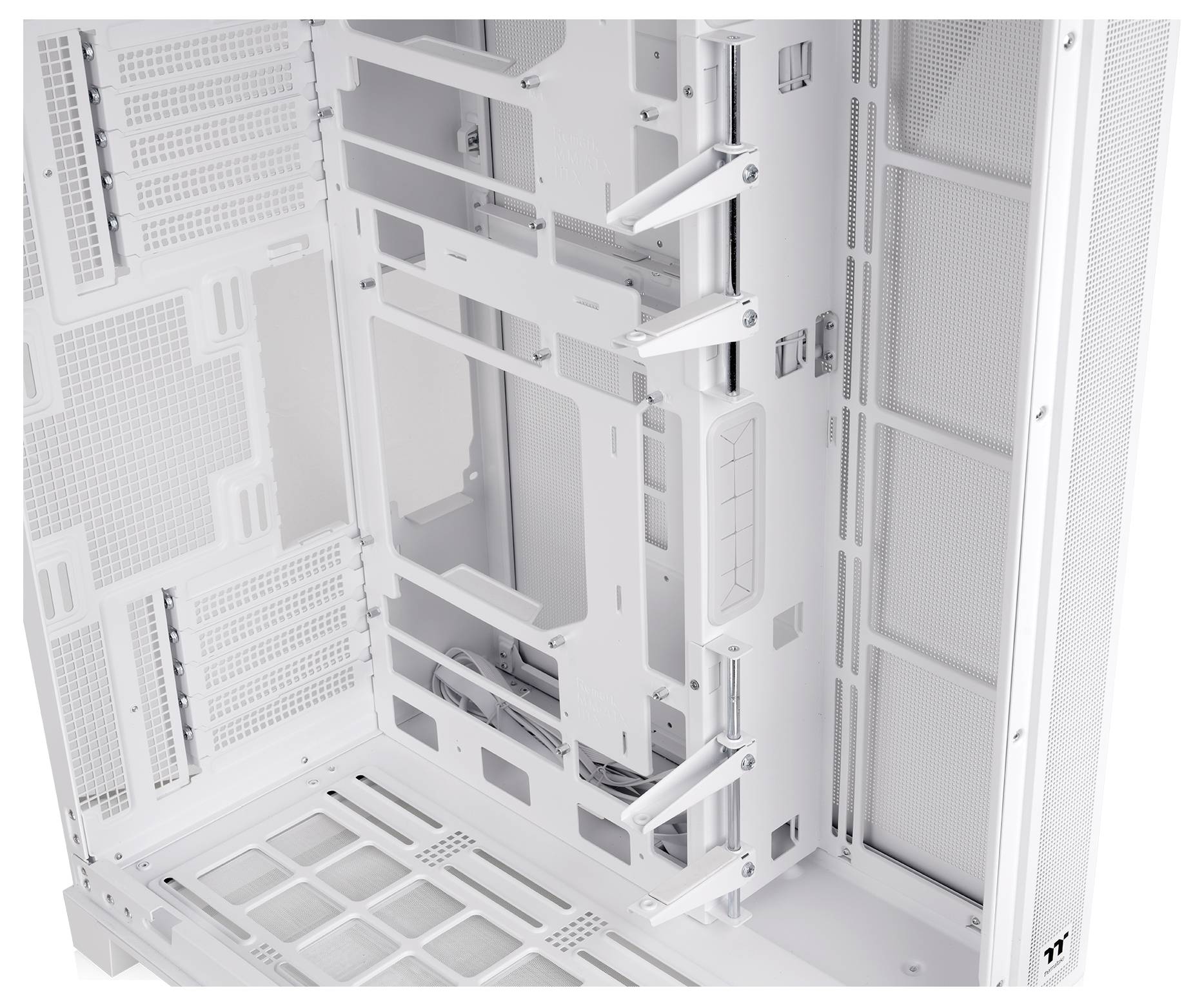 Intérieur de boîtier informatique blanc vide avec supports de montage, panneaux de ventilation et découpes de routage de câbles visibles à l'intérieur du châssis.