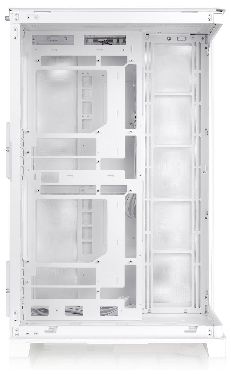 Intérieur du boîtier blanc vide d'un ordinateur montré de face avec le panneau latéral ouvert, les canaux de routage des câbles, les baies de lecteur et les supports de montage visibles.