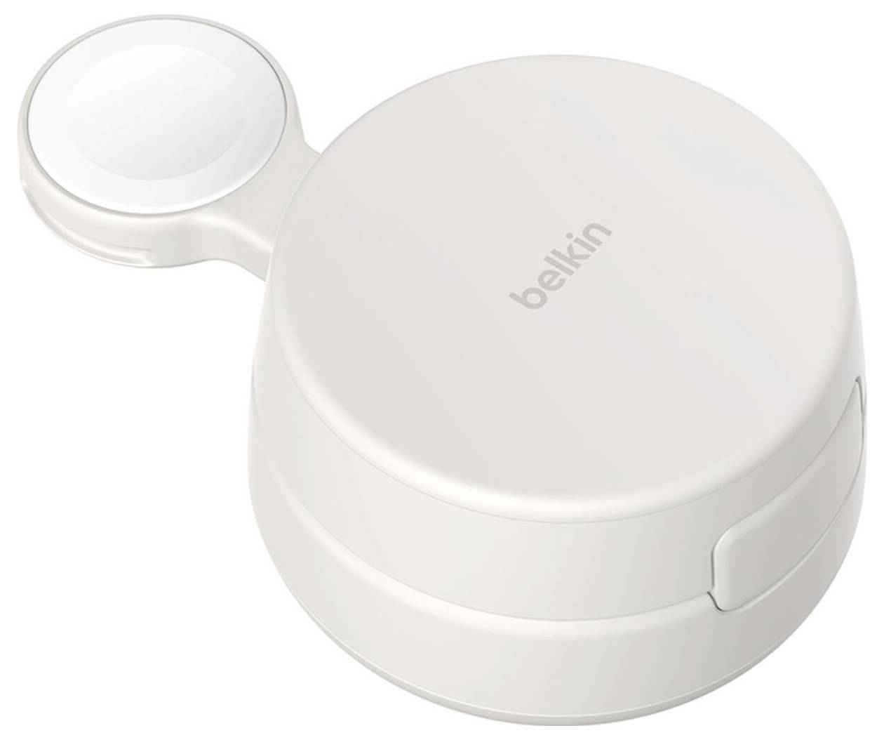 Disque de charge sans fil Belkin blanc circulaire avec un petit bloc de style MagSafe attaché, présenté sur un fond blanc.