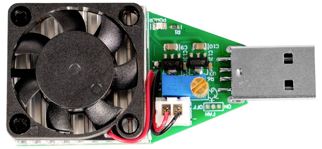 Petit appareil USB avec un ventilateur de refroidissement intégré sur une carte de circuit imprimé verte, montrant une fiche USB-A et des fils d'alimentation connectés.