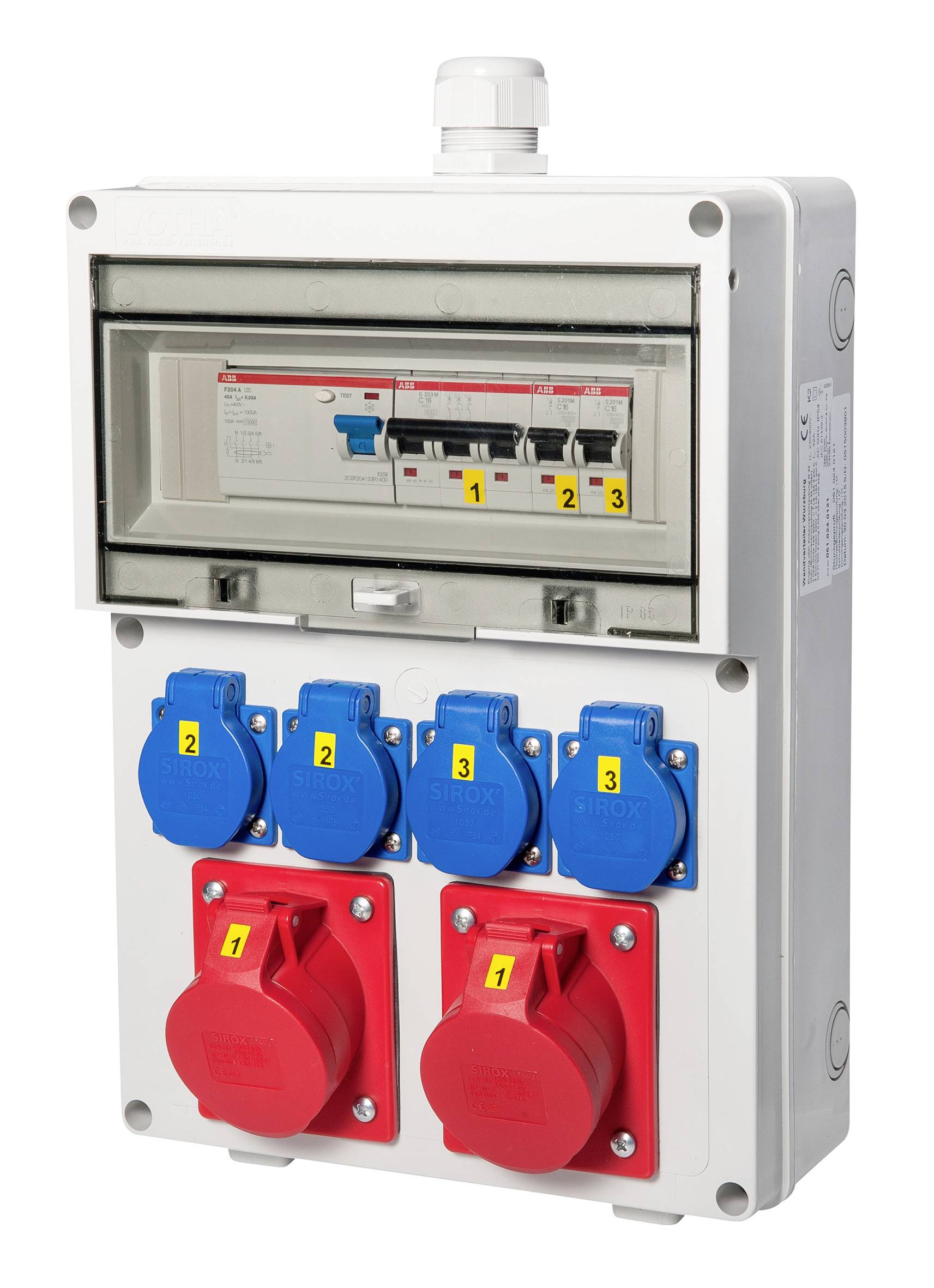 Boîtier de distribution électrique avec disjoncteurs sous un couvercle transparent et cinq prises de courant bleu et rouge étiquetées montées en dessous.