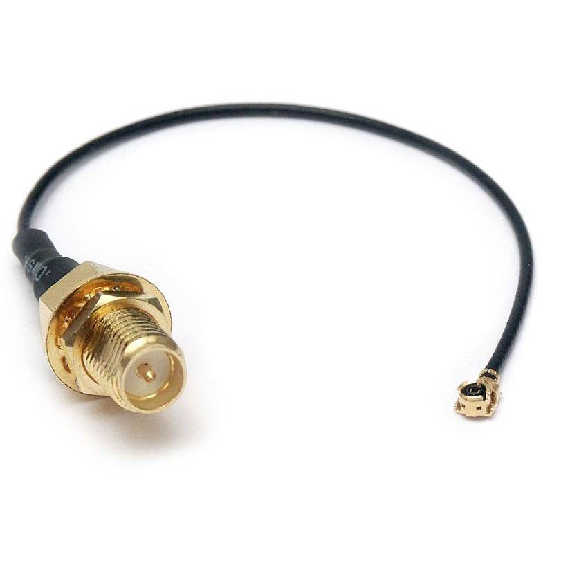 Un court câble coaxial noir avec des connecteurs SMA plaqués or, présenté sur un fond blanc.