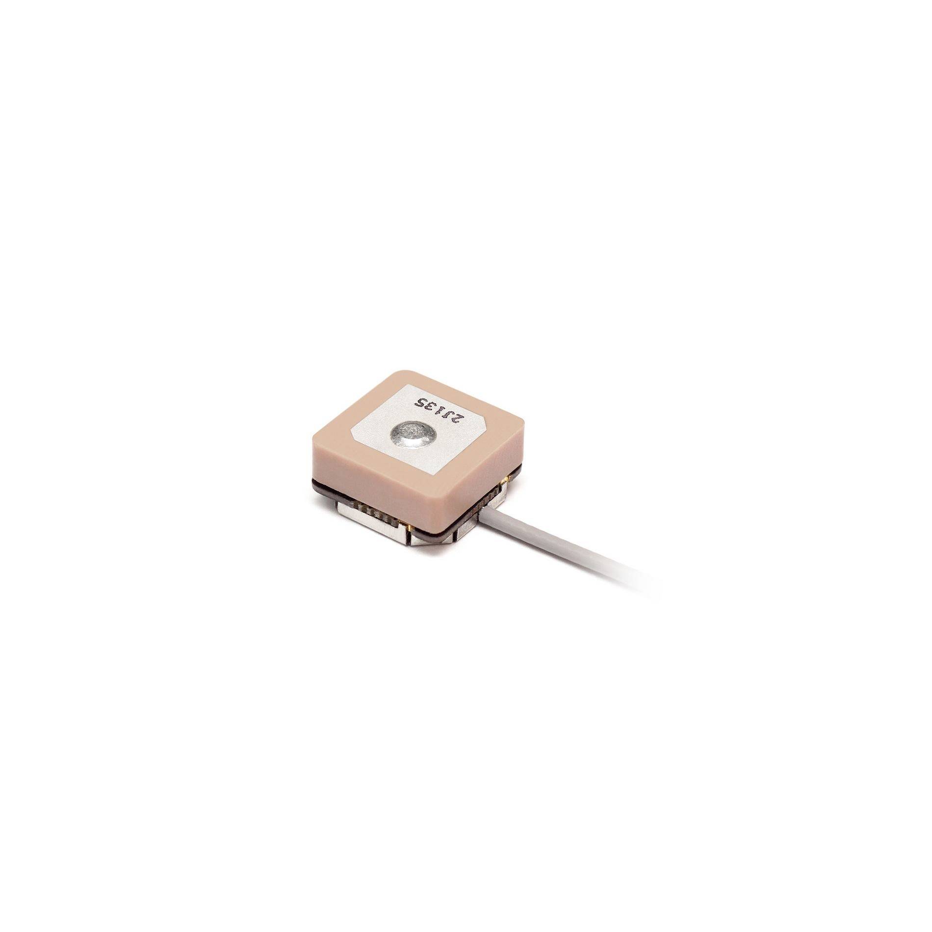 Petit module GPS carré avec câble attaché, étiqueté « 2135 », présenté sur fond blanc.