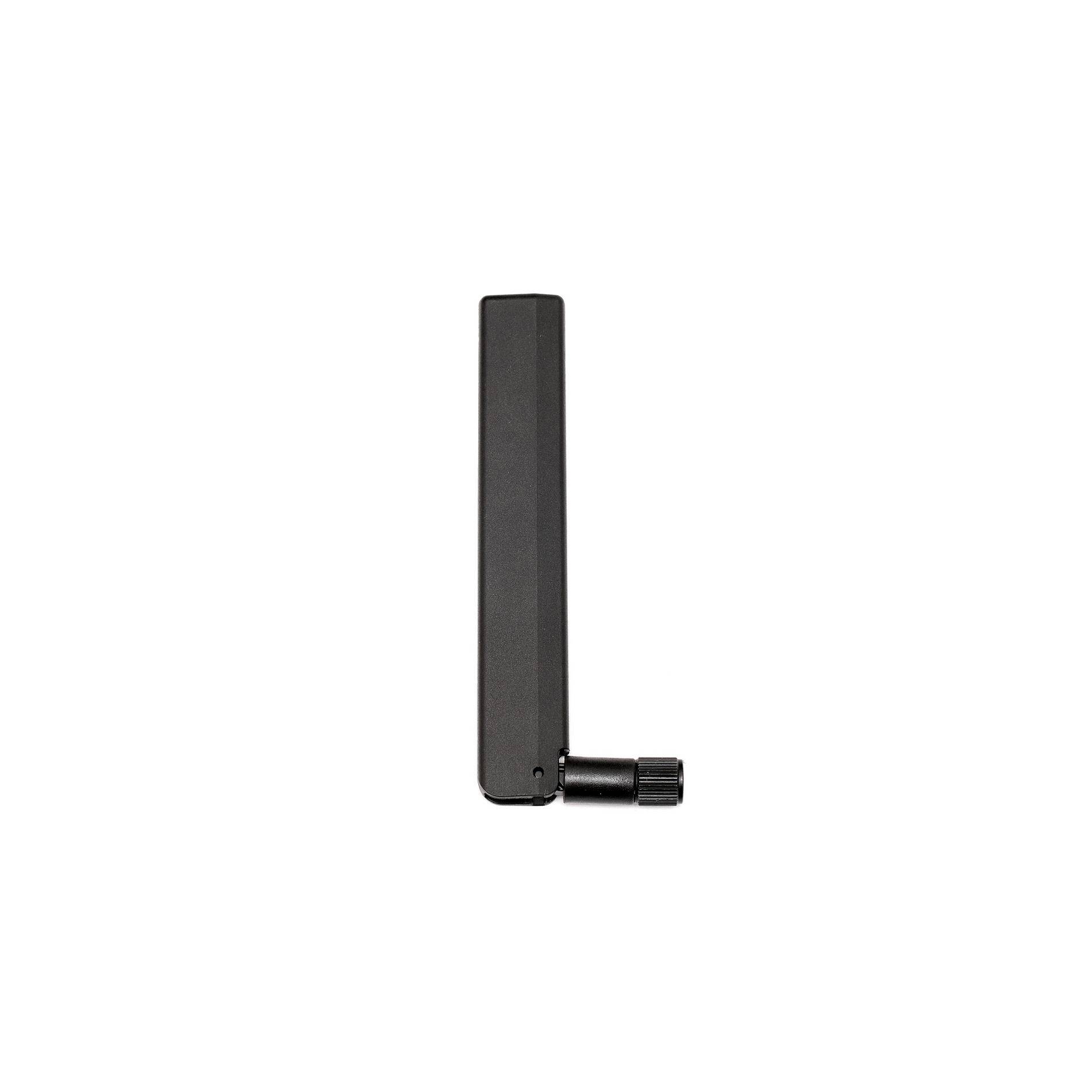 Antenne rectangulaire noire avec un connecteur à angle droit sur un fond blanc uni.