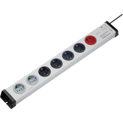 Multiprise blanche avec six prises et un cordon connecté, incluant une prise rouge et plusieurs prises noires et grises sur un fond uni.