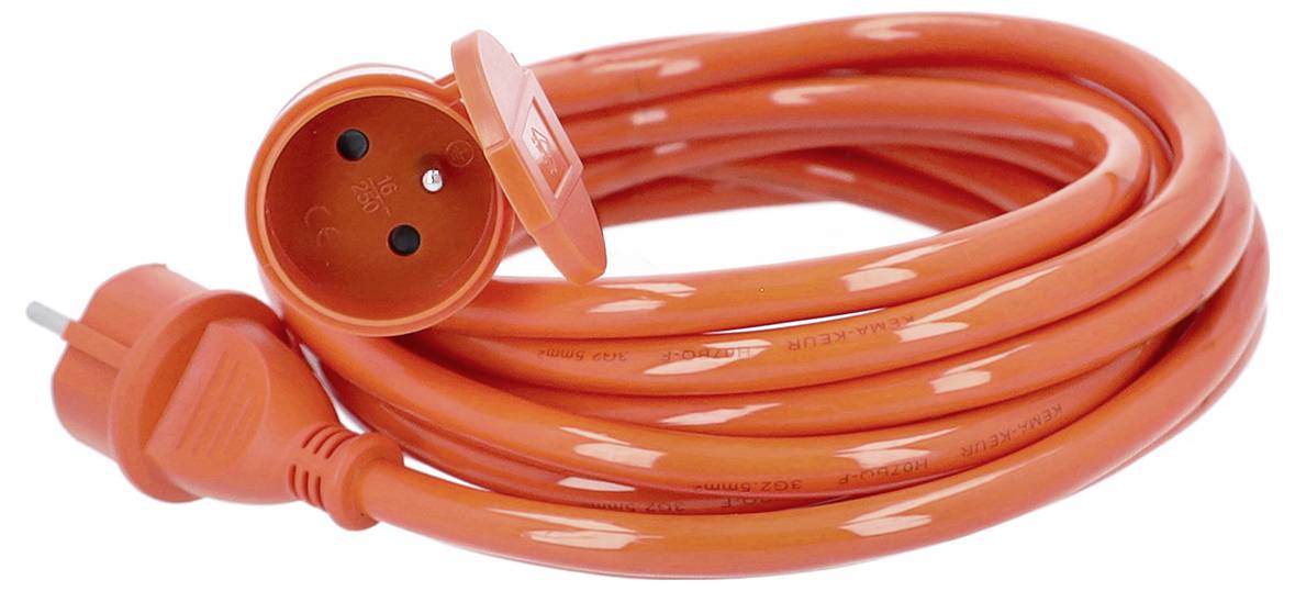 Cordon de rallonge électrique orange enroulé avec fiches et prises aux extrémités sur fond blanc.
