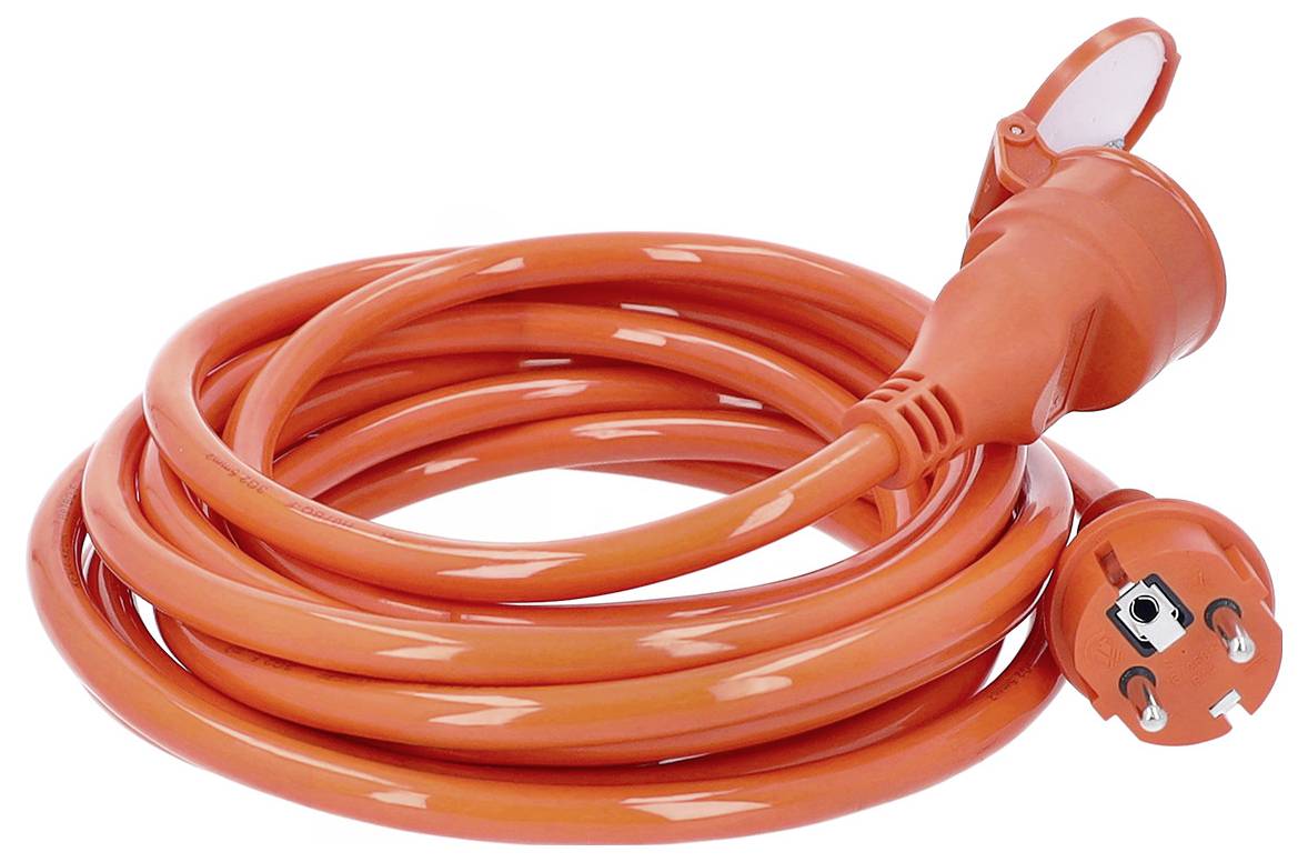 Câble de rallonge électrique extérieur orange enroulé avec prise de terre et couvercle de prise sur fond blanc.