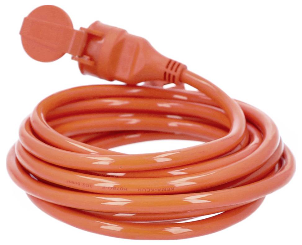 Cordon de rallonge orange enroulé avec une fiche et une prise protégées, isolé sur fond blanc.