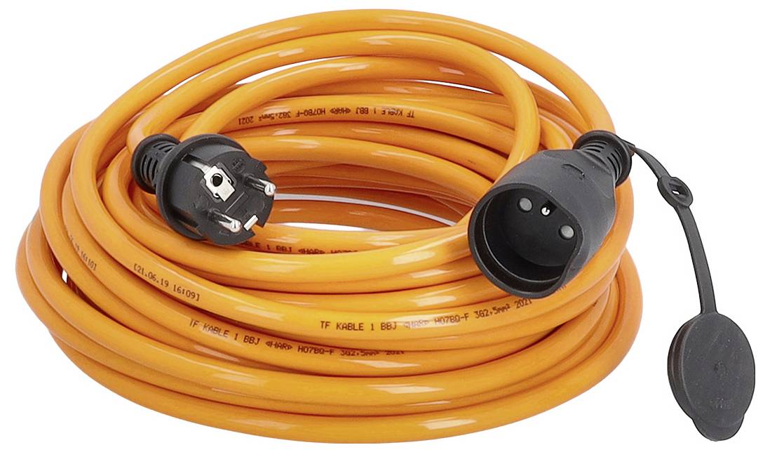 Cordon de rallonge électrique enroulé de couleur orange avec fiche mâle mise à la terre et prise femelle protégée sur fond blanc.