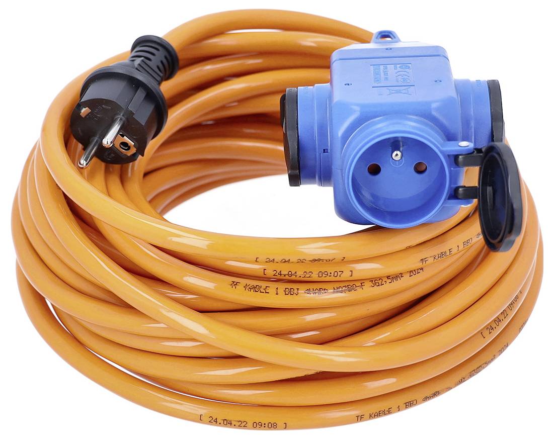 Câble d'extension enroulé orange avec fiche noire et adaptateur de prise bleu, présenté sur un fond blanc.