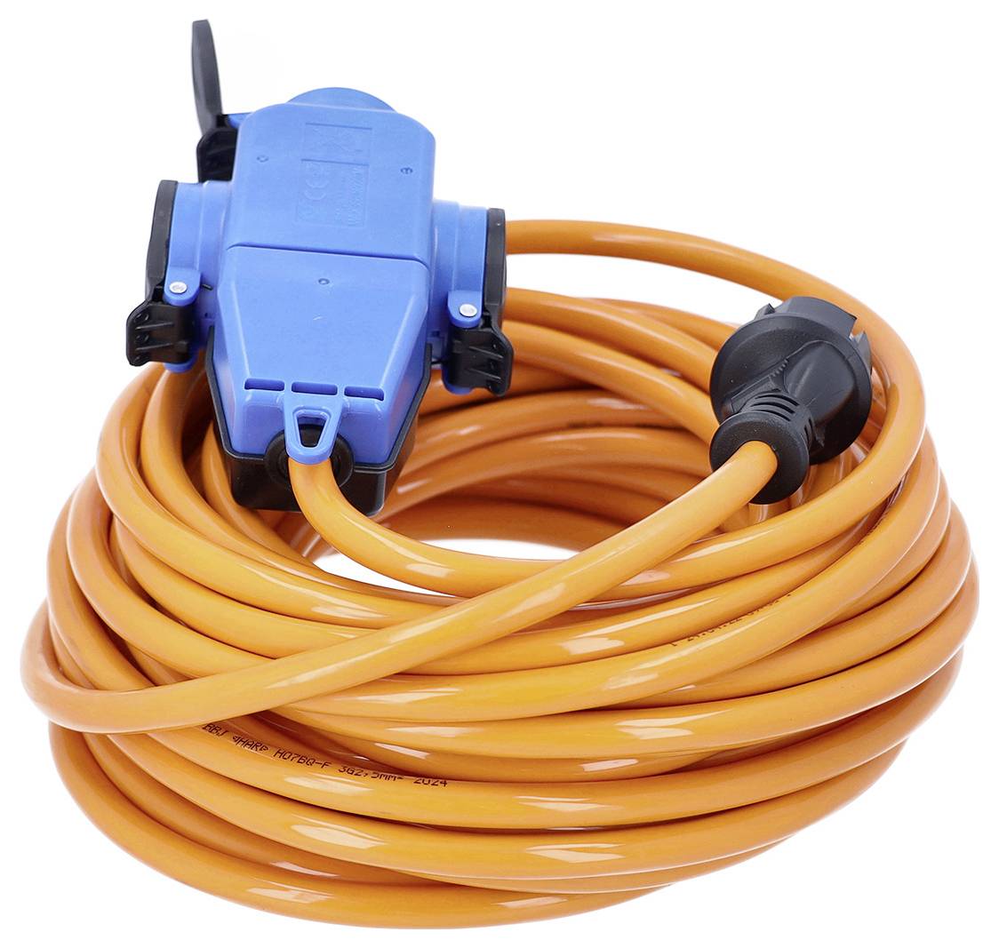 Cordon de rallonge orange enroulé avec des connecteurs de prise bleus et noirs sur un fond blanc.