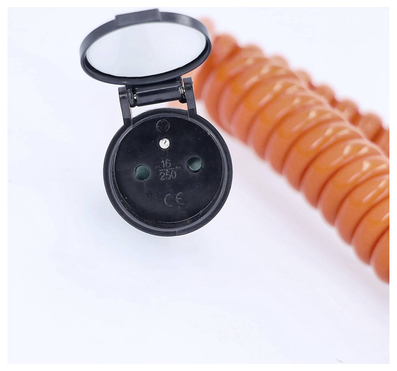 Gros plan d'un couvercle de prise électrique ou d'une prise murale noire ouverte avec un câble enroulé orange en arrière-plan.